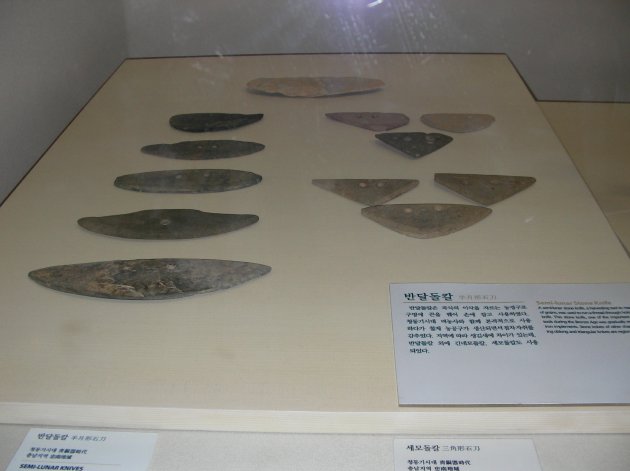 青銅器時代の半月形石刀や三角形石刀